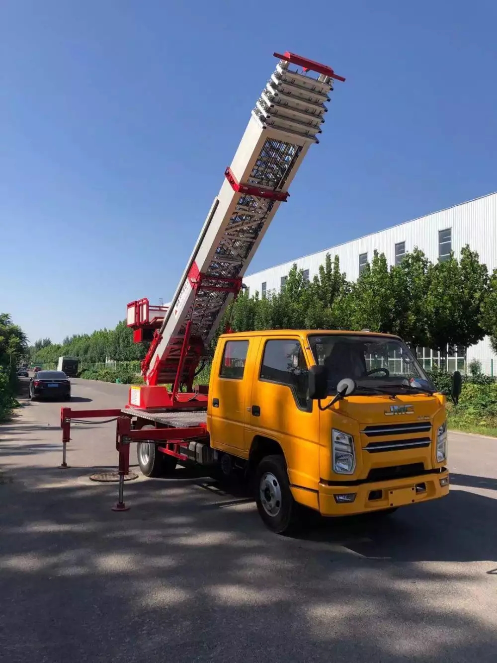 项城附近的云梯车出租服务：轻松解决高空作业需求